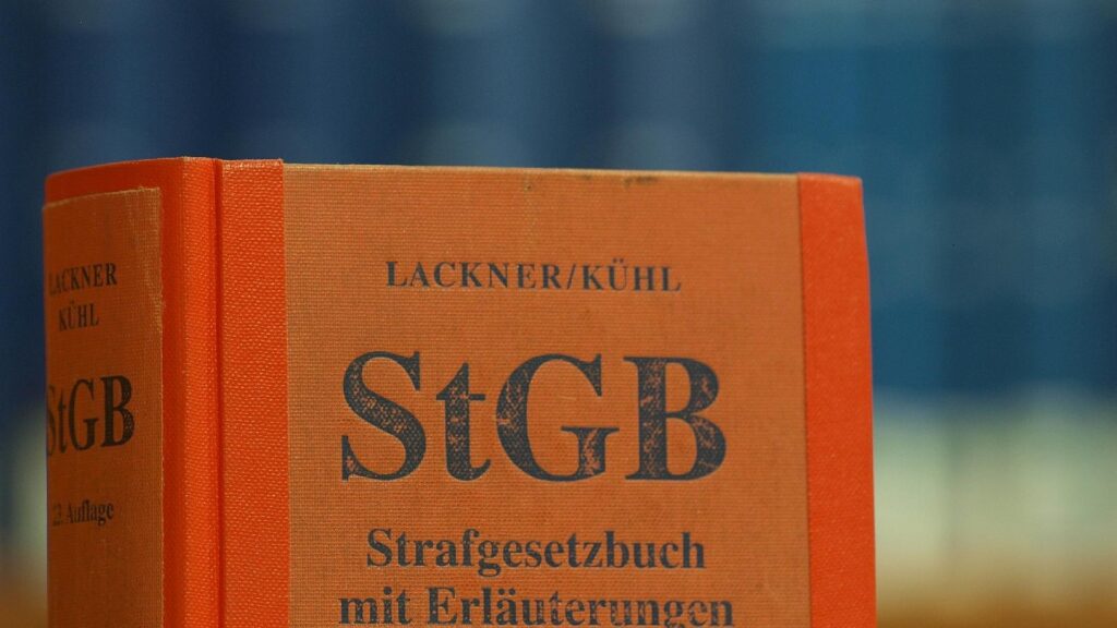 Das Strafgesetzbuch in einer Bibliothek (Archiv)