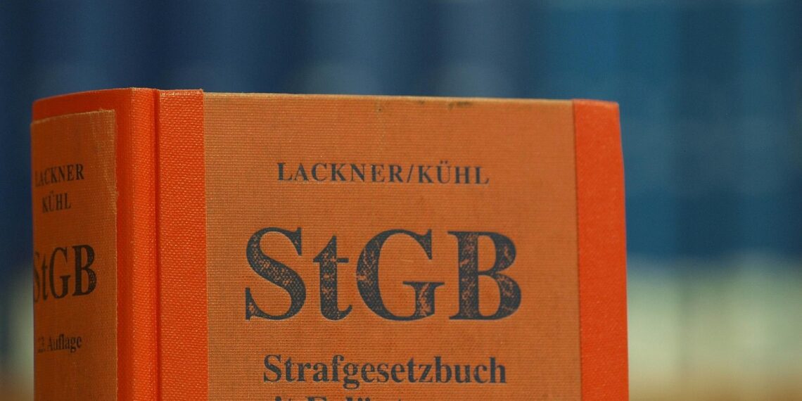 Das Strafgesetzbuch in einer Bibliothek (Archiv)