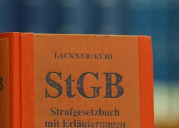 Das Strafgesetzbuch in einer Bibliothek (Archiv)