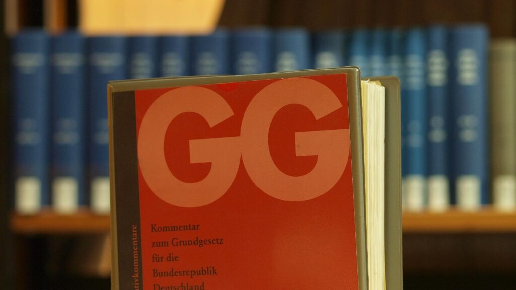 Ausgabe des Grundgesetzes in einer Bibliothek (Archiv)