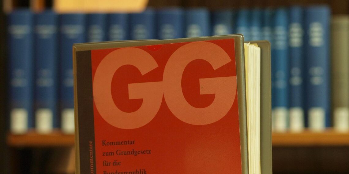 Ausgabe des Grundgesetzes in einer Bibliothek (Archiv)
