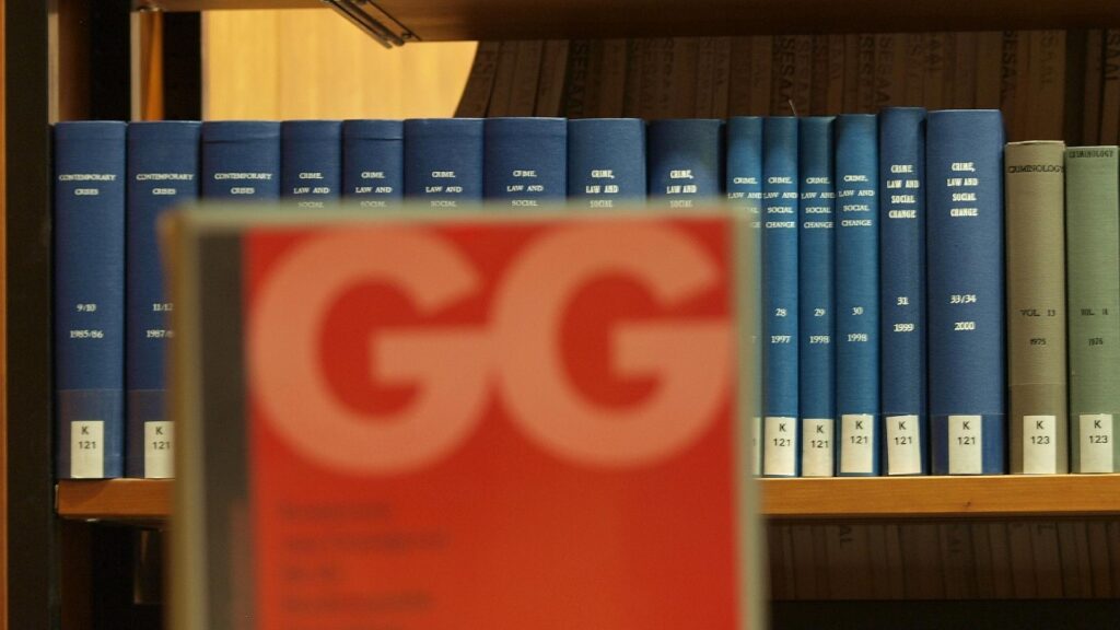 Ausgabe des Grundgesetzes in einer Bibliothek (Archiv)
