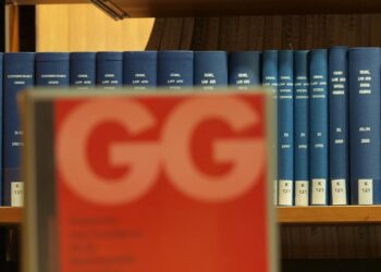 Ausgabe des Grundgesetzes in einer Bibliothek (Archiv)