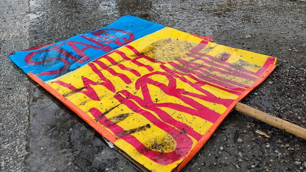 Schild `Stand with Ukraine` liegt auf dem Boden (Archiv)