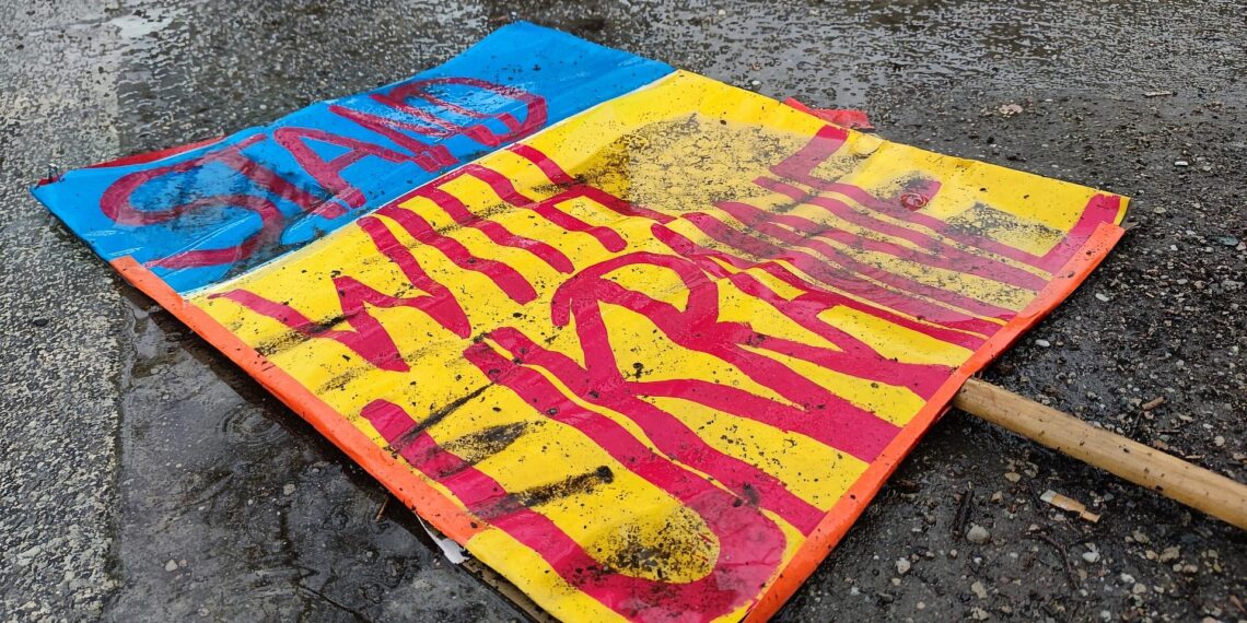 Schild `Stand with Ukraine` liegt auf dem Boden (Archiv)