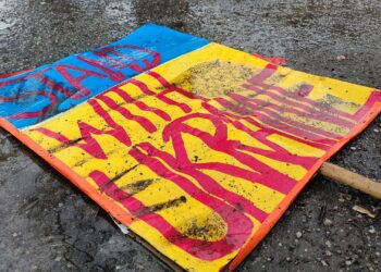 Schild `Stand with Ukraine` liegt auf dem Boden (Archiv)