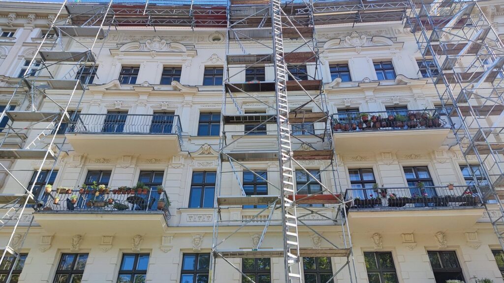 Altbau mit Baugerüst (Archiv)