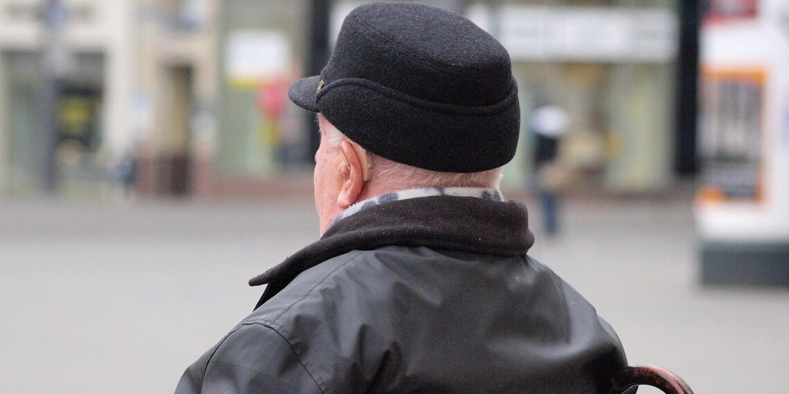 Unions-Sozialflügel unterstützt Merz im Rentenstreit 1 Mann im Rollstuhl (Archiv)