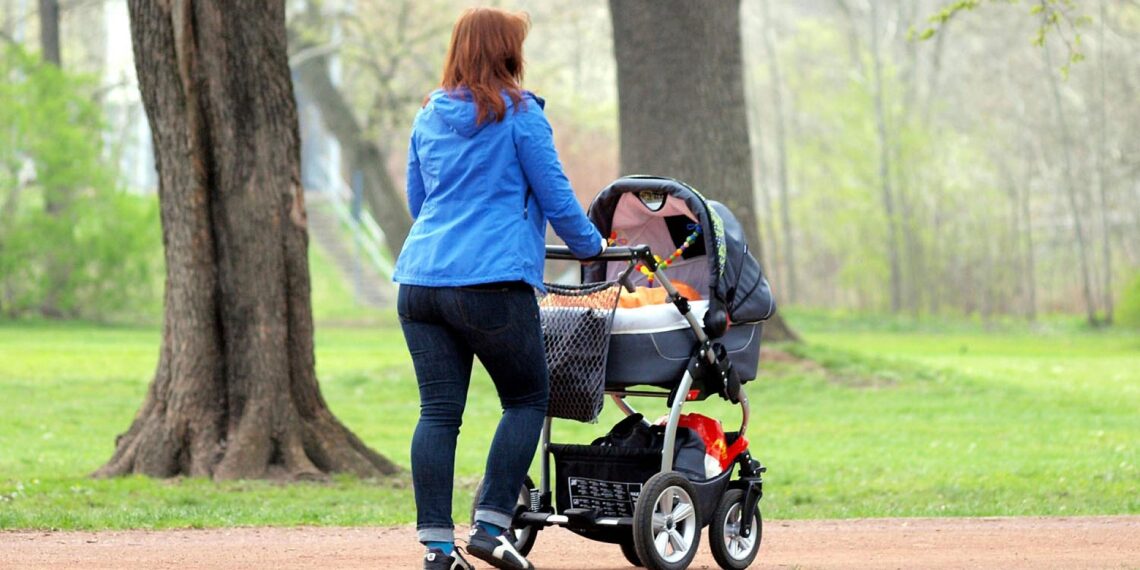 Mutter mit Kinderwagen (Archiv)