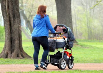 Mutter mit Kinderwagen (Archiv)