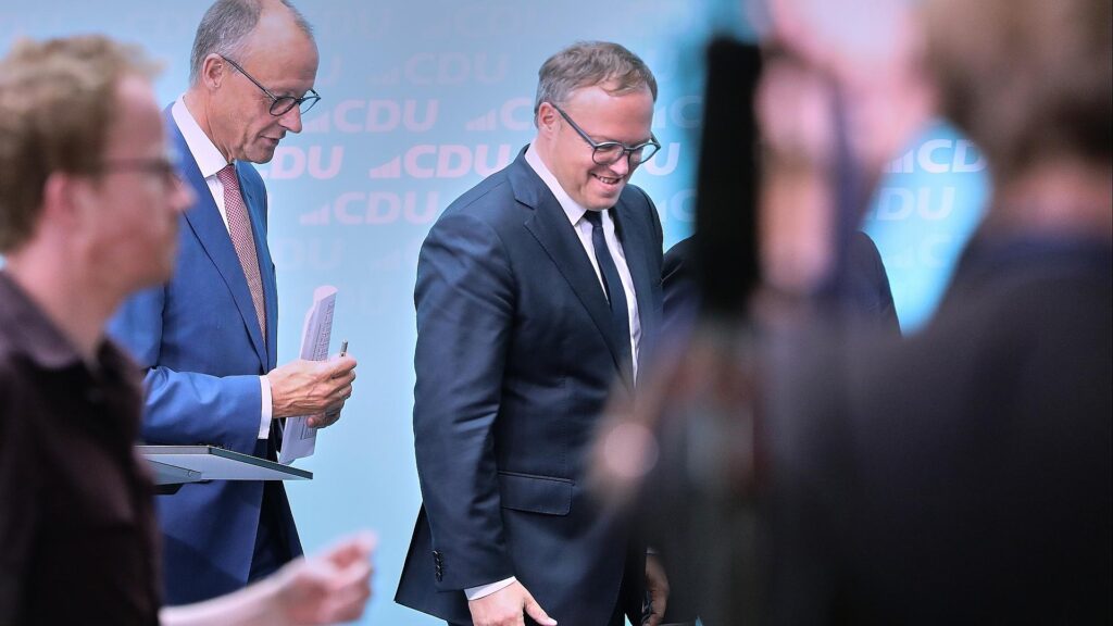 Friedrich Merz und Mario Voigt (Archiv)