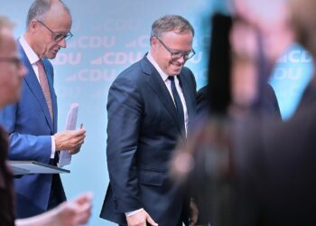 Friedrich Merz und Mario Voigt (Archiv)