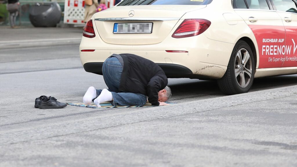 Muslimischer Taxifahrer auf dem Gebetsteppich (Archiv)