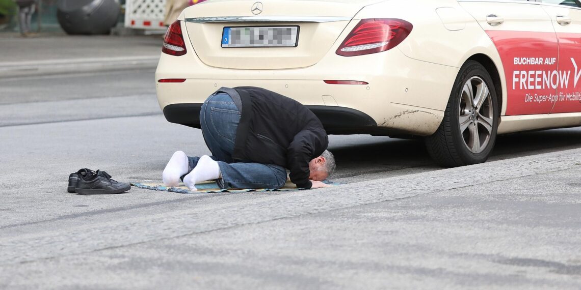 Muslimischer Taxifahrer auf dem Gebetsteppich (Archiv)