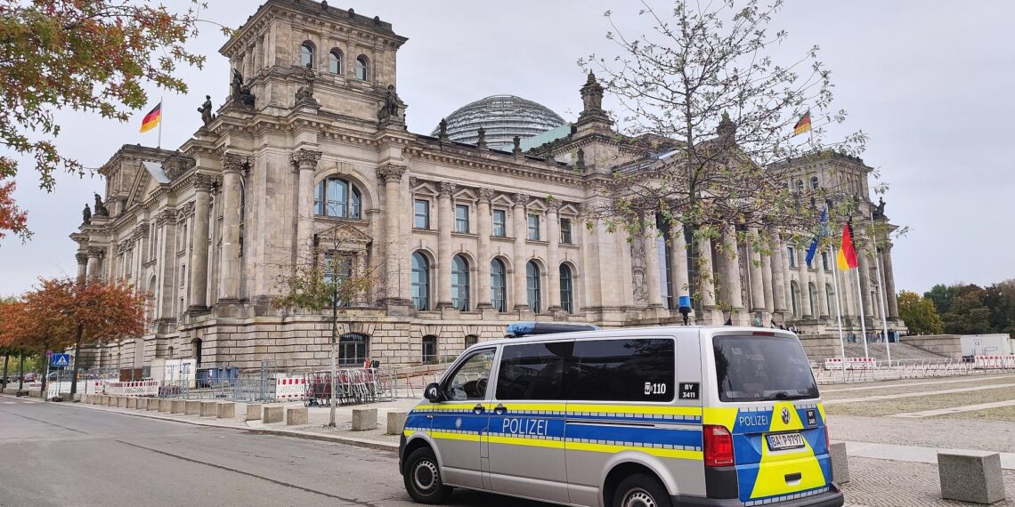 Polizei vor Bundestag (Archiv)