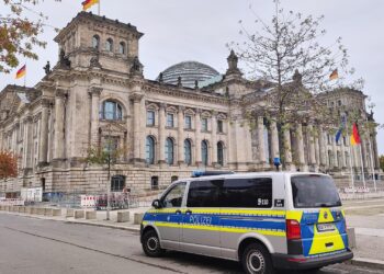 Polizei vor Bundestag (Archiv)