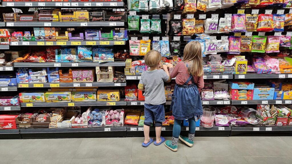 Kinder in einem Supermarkt (Archiv)