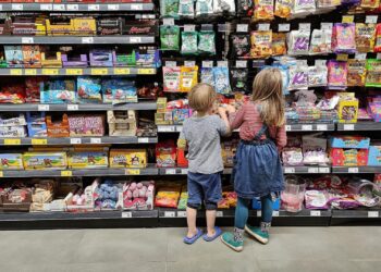 Kinder in einem Supermarkt (Archiv)