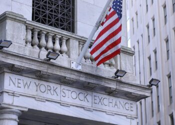 US-Börsen deutlich schwächer - Keine Euphorie nach Shutdown-Ende 2 US-Fahne an der New York Stock Exchange (Archiv)