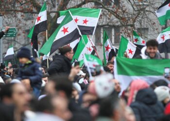 Polizeigewerkschaft will Schutzstatuts für Syrer überprüfen 2 Syrer in Deutschland feiern den Sturz von Assad in Syrien (Archiv)