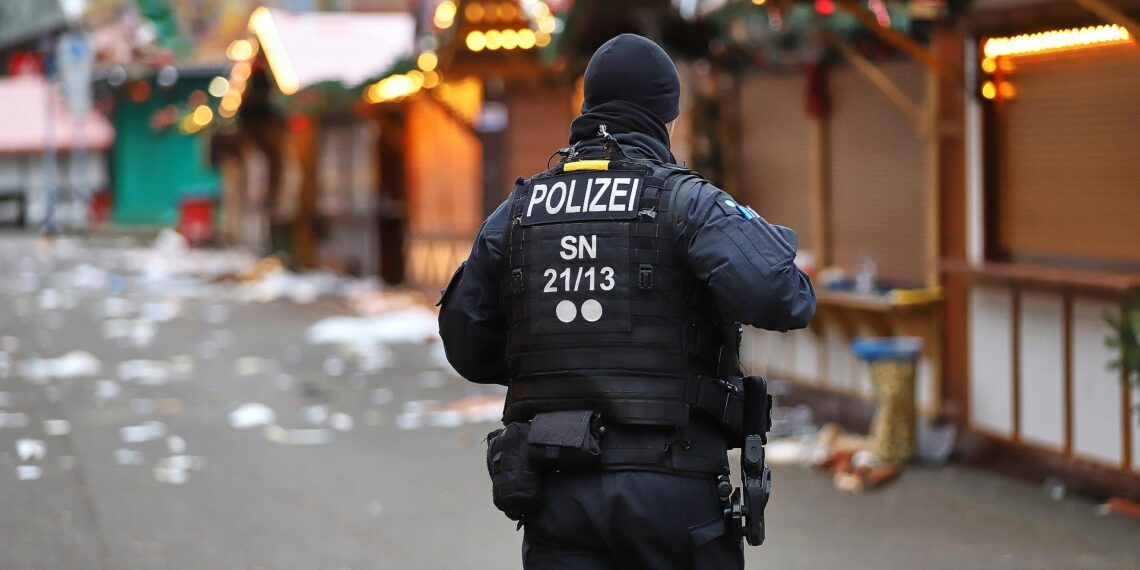 BMI sieht "besondere Gefährdungsrelevanz" für Weihnachtsmärkte 1 Tatort nach Anschlag auf Magdeburger Weihnachtsmarkt (Archiv)