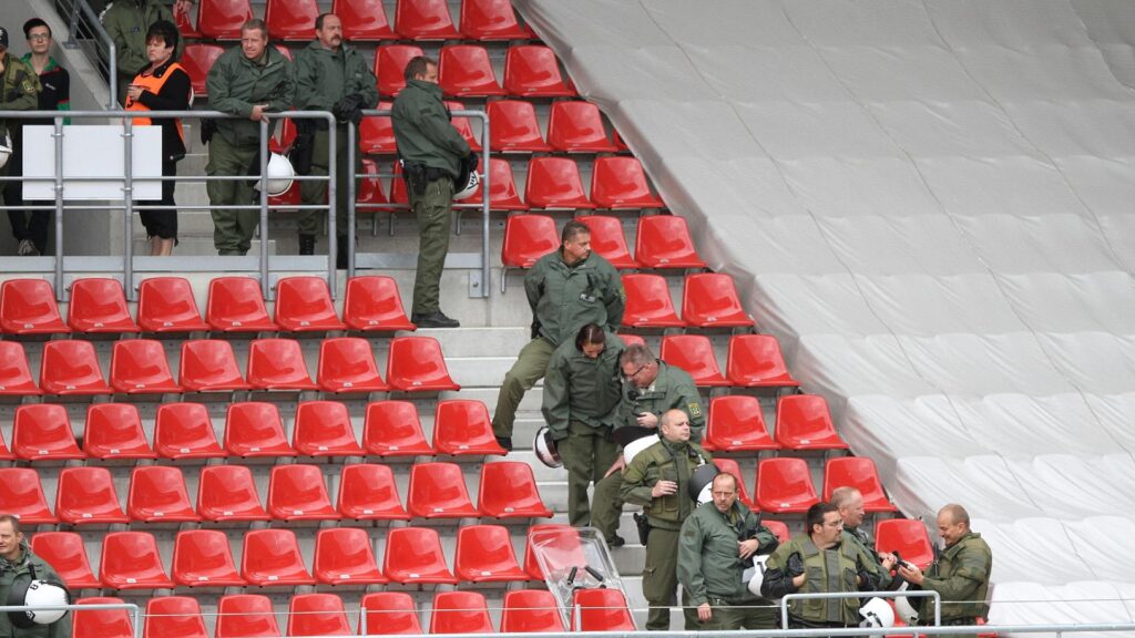 Polizei im Fußball-Stadion (Archiv)