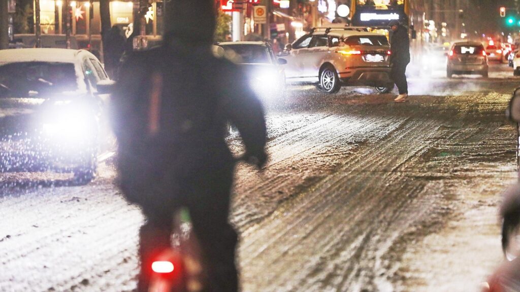 Schnee und Glatteis: Schnieder ruft Bürger zu großer Vorsicht auf 6 Straßenverkehr unter winterlichen Bedingungen in Berlin (Archiv)