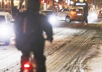 Straßenverkehr unter winterlichen Bedingungen in Berlin (Archiv)