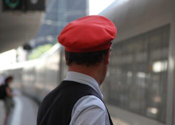 Zugschaffner am Bahnsteig (Archiv)