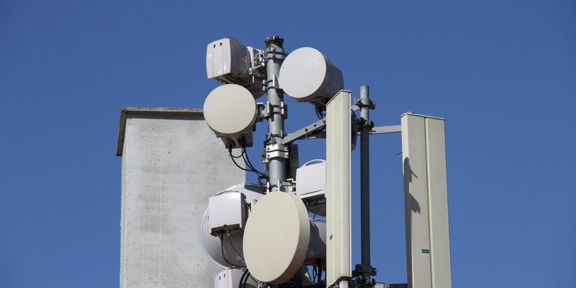 Deutsch-Spanier wird neuer Chef von Telefónica Deutschland 1 Handy-Sendemasten (Archiv)