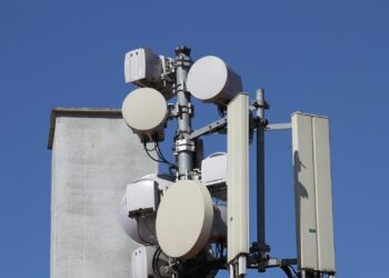 Deutsch-Spanier wird neuer Chef von Telefónica Deutschland 3 Handy-Sendemasten (Archiv)