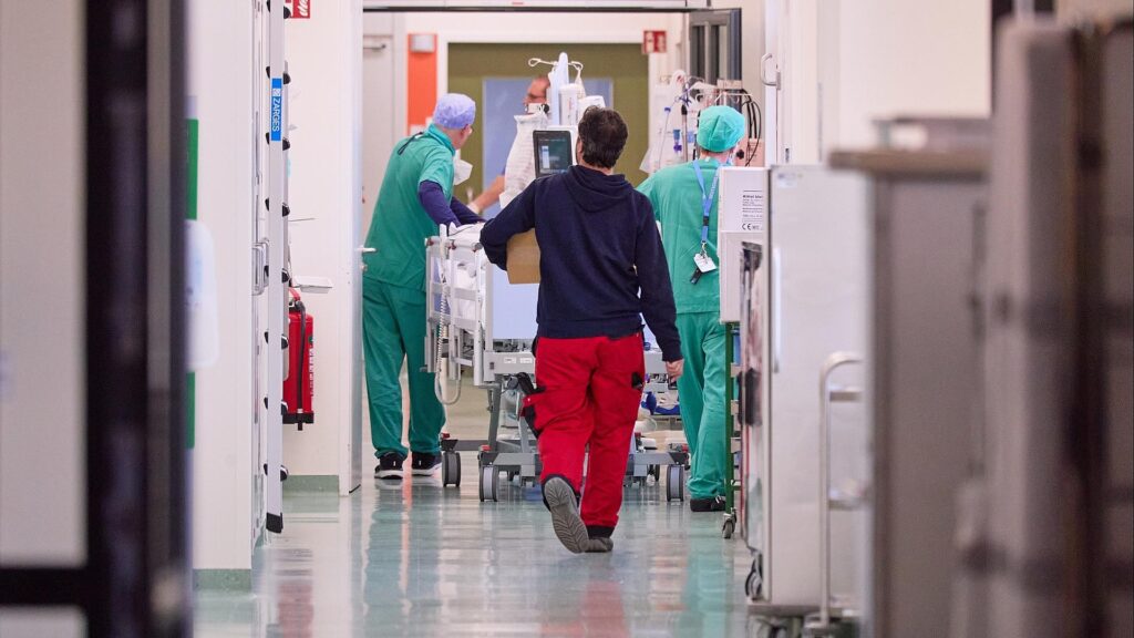 Medizinisches Personal in einem Krankenhaus (Archiv)