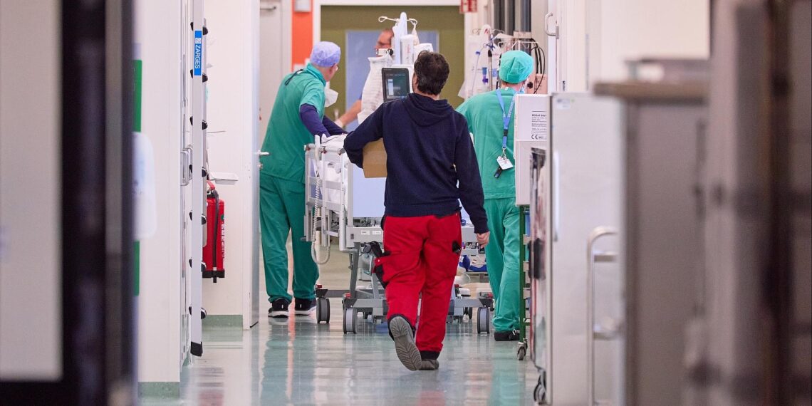 Medizinisches Personal in einem Krankenhaus (Archiv)