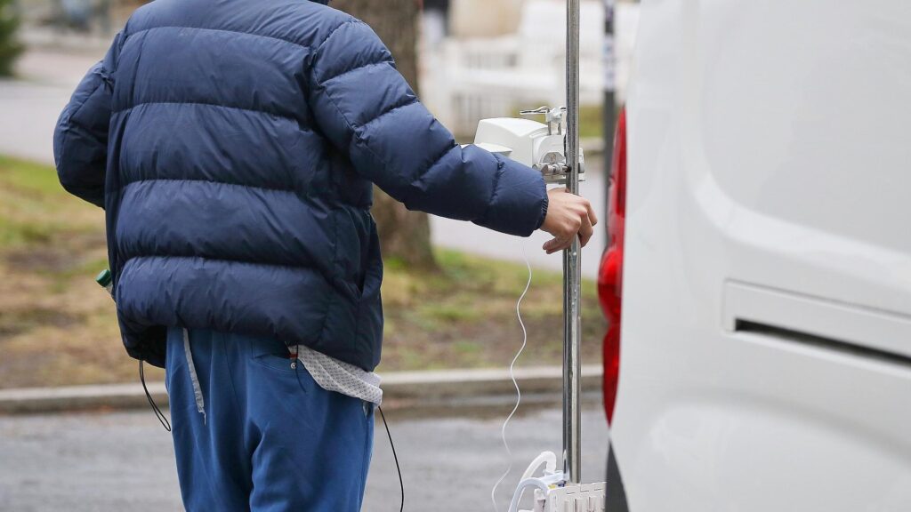 Patient mit Infusionsständer (Archiv)