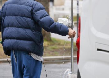 Grüne werfen Koalition Schwächung der Patientenrechte vor 6 Patient mit Infusionsständer (Archiv)