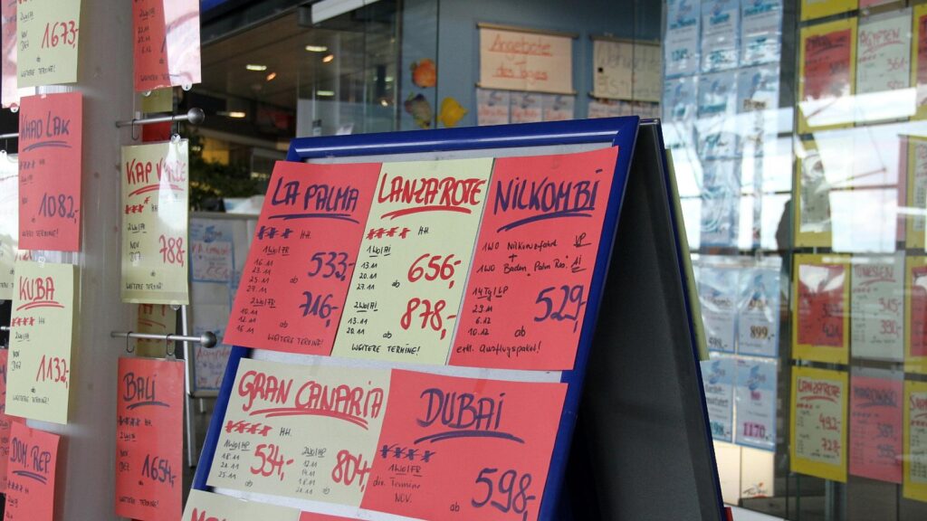 Urlaubsangebote im Reisebüro (Archiv)