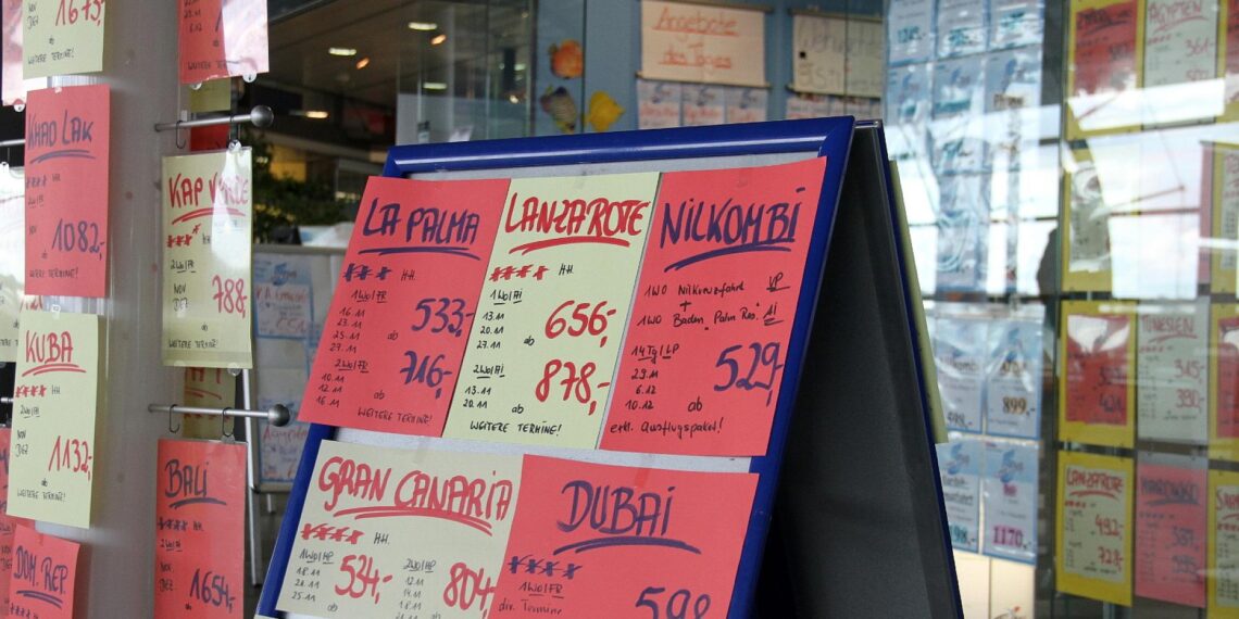 Urlaubsangebote im Reisebüro (Archiv)