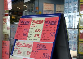 Union forder von Airlines niedrigere Ticketpreise 3 Urlaubsangebote im Reisebüro (Archiv)