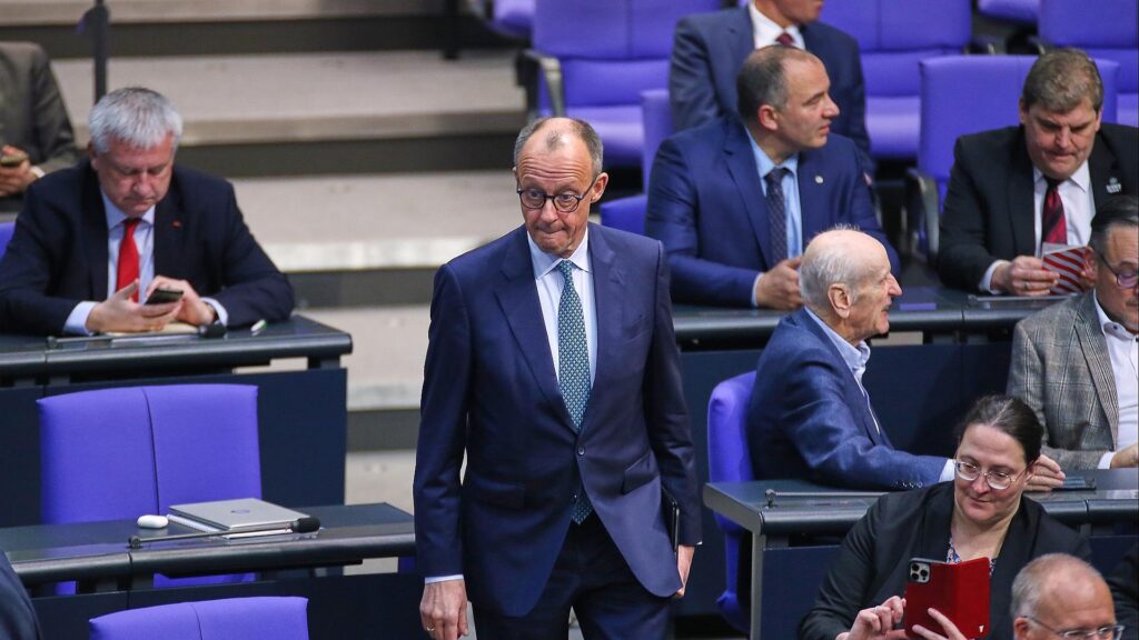 Friedrich Merz neben AfD-Fraktion (Archiv)