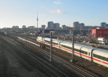 Deutsche Bahn bekommt Konkurrenz im Fernverkehr 2 ICE der Deutschen Bahn in Berlin (Archiv)