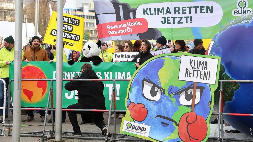Demonstranten protestieren für Klimaschutz (Archiv)