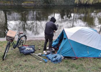 Immer mehr Wohnungslose: Linke sieht "echte Schande für unser Land" 2 Obdachlose kampieren (Archiv)