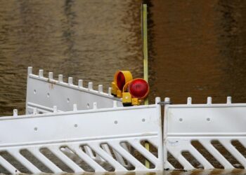 UNEP: Erde auf gefährlichem Erhitzungspfad von 2,8 Grad Celsius 2 Hochwasser-Absperrung (Archiv)