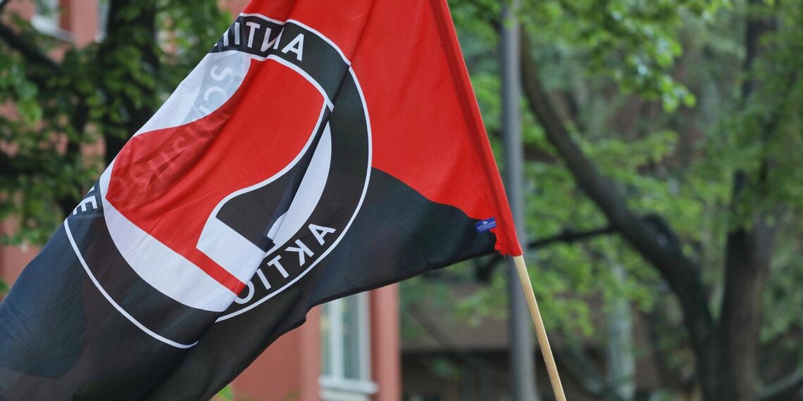 USA stufen deutsche "Antifa Ost" als Terrororganisation ein 1 Antifa-Fahne (Archiv)