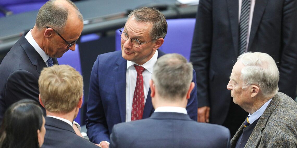 Infratest: Union in der Sonntagsfrage wieder knapp vor AfD 1 Friedrich Merz bekommt nach der Kanzlerwahl Glückwünsche von der AfD (Archiv)