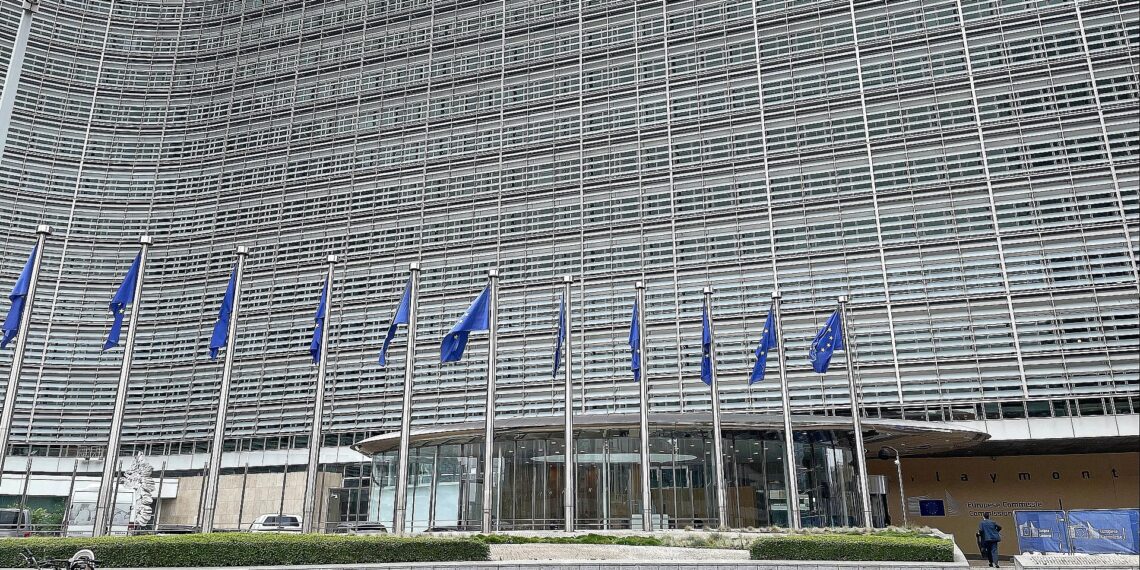 EU-Kommission genehmigt Zahlungen für Kohleausstieg in der Lausitz 1 EU-Fahnen (Archiv)