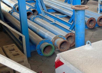 Bauindustrie: Sondervermögen bringt keinen Auftragsschub 3 Rohre auf einer Baustelle (Archiv)