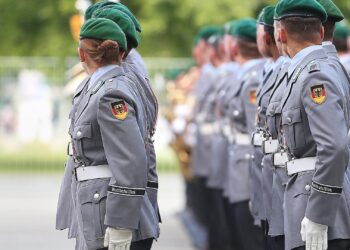 Neuer Wehrdienst: Geschlechtseintrag bei Meldebehörden entscheidend 2 Bundeswehr-Soldaten (Archiv)