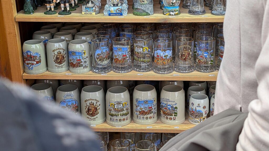 Bierkrüge auf dem Oktoberfest (Archiv)