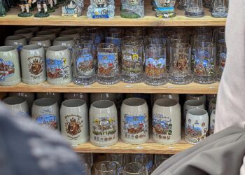 Drogenbeauftragter hält Alkohol für Teil der deutschen Kultur 2 Bierkrüge auf dem Oktoberfest (Archiv)